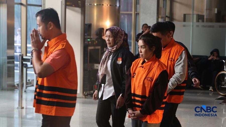 Sebanyak 5 tersangka hasil operasi tangkap tangan (OTT) di lingkungan Badan Nasional Penanggulangan Bencana (BNPB) memakai rompi Oranye di Gedung Merah Putih KPK, Jakarta, Rabu (14/10/2026). (/Muhammad Sabki)