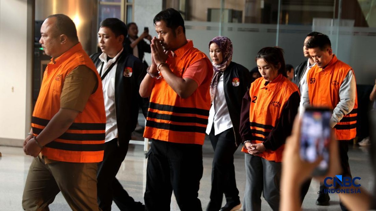 Pakai Rompi Oranye, Potret 5 Tersangka Korupsi BNPB Ditahan KPK