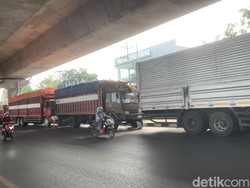 Sopir Truk Nginap di Jalan Dekat SPBU Makassar demi Isi Solar