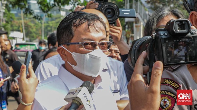 Sekretaris Utama (Sestama) Badan Nasional Penanggulangan Bencana (BNPB) Rustian meninggalkan Gedung Komisi Pemberantasan Korupsi (KPK), Jakarta, Rabu (14/10/2026), usai menjalani pemeriksaan. Rustian sebelumnya terjaring operasi tangkap tangan (OTT)