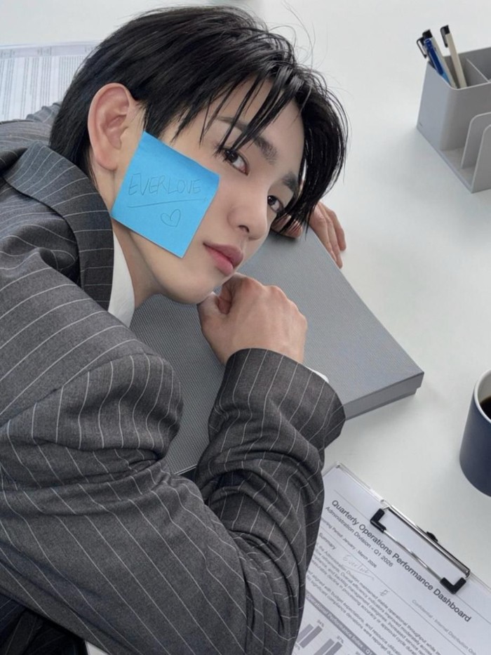 Selang dua tahun berikutnya, tepatnya pada bulan Januari 2014, Jin Young debut sebagai idol bersama GOT7, di bawah naungan JYP Entertainment./ foto: instagram.com/jinyoung_0922jy