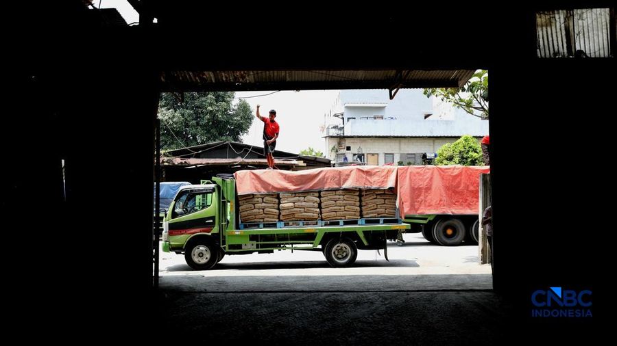 Suasana aktivitas bongkar muat di penyimpanan semen di area Jakarta, Rabu (14/10/2026). (CNBC indonesia/Tri Susilo)