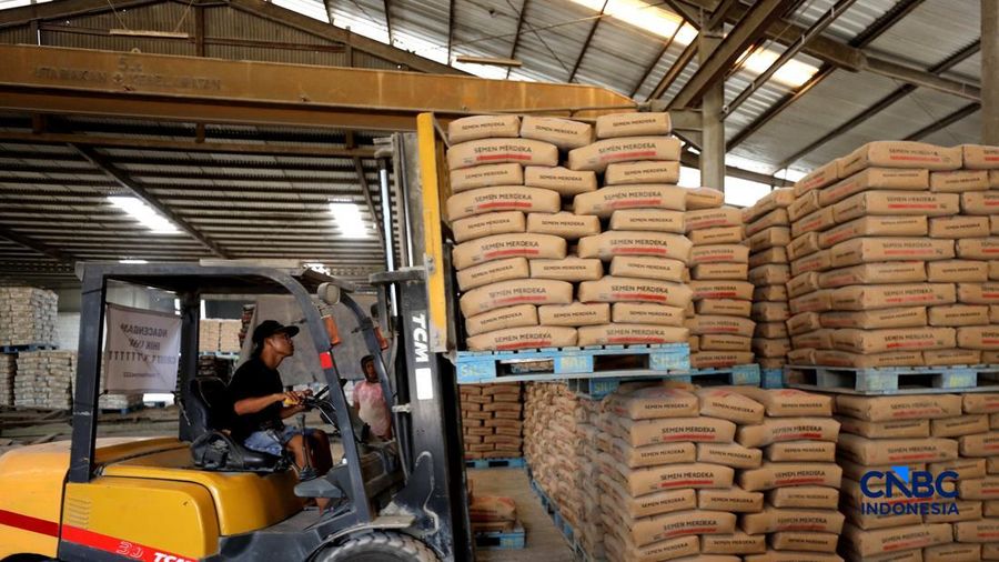 Suasana aktivitas bongkar muat di penyimpanan semen di area Jakarta, Rabu (14/10/2026). (CNBC indonesia/Tri Susilo)