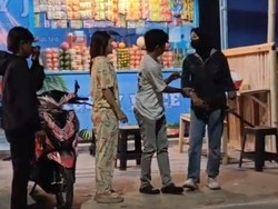 Viral Gadis Berambut Pirang Cekcok dengan Wanita Bergolok di Garut