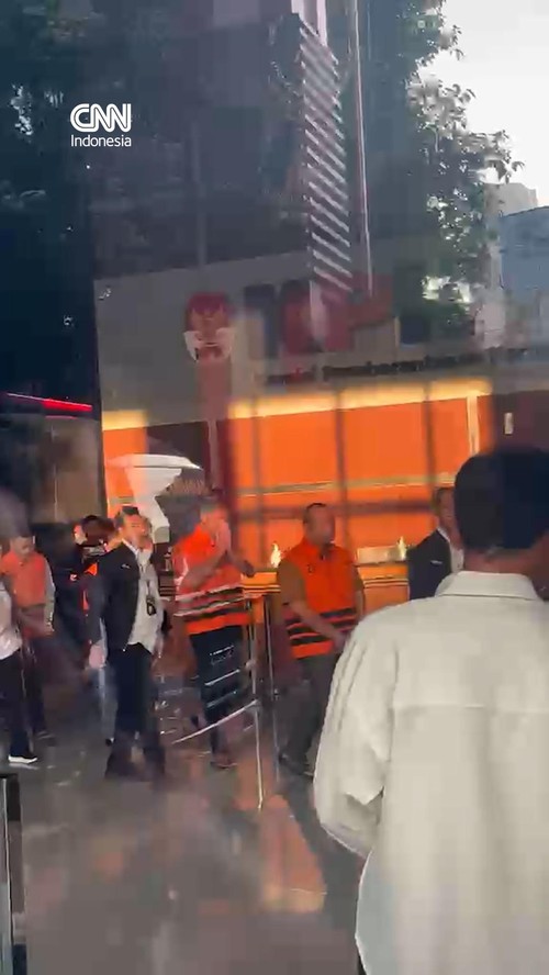 KPK menahan lima orang tersangka usai melakukan operasi tangkap tangan (OTT) di BNPB.