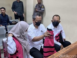 Tampang Eks Kadis ESDM Jatim Aris Mukiyono Jalani Sidang Perdana