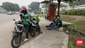 Warga Batam terpapar kabut asap diduga akibat karhutla di Sumatra dan Kalimantan.