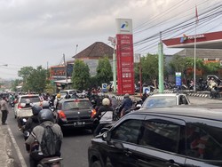 Pertalite Datang, Antrean BBM di Klungkung Malah Makin Panjang