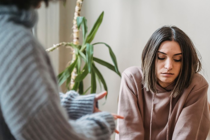 Ketika teman mulai bercerita masalahnya dan menunjukkan emosi, orang dengan IQ rendah tidak berusaha menenangkan mereka. Justru, ia akan memberi komentar dengan kata-kata yang cenderung dingin dan menyakitkan untuk didengar.