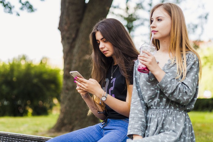 Kebiasaan orang dengan IQ rendah saat mendengarkan orang lain adalah mereka tidak memberikan perhatian mereka sepenuhnya. Mereka sibuk melakukan hal lain, misalnya mengecek ponsel, meski tidak ada hal yang darurat atau penting saat itu.