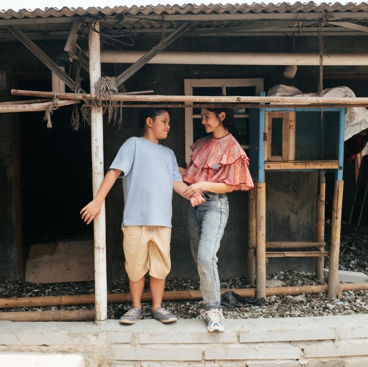 <p>Aksi sosial tersebut menuai beragam pujian dari netizen, Bunda. Tak sedikit yang mengapresiasi langkah Andien dalam membantu memperluas akses pendidikan. &ldquo;Terima kasih kak, sudah peduli dengan pendidikan. Saya adalah bukti nyata bahwa pendidikan dapat merubah suatu &lsquo;keadaan&rsquo;,&rdquo; tulis akun <em>@tirtia****.</em> &ldquo;Luarrrr biasa mbak Andin,&rdquo; tulis akun <em>@ibudi.ma****.&nbsp;</em>(Foto: Instagram @andien)</p>