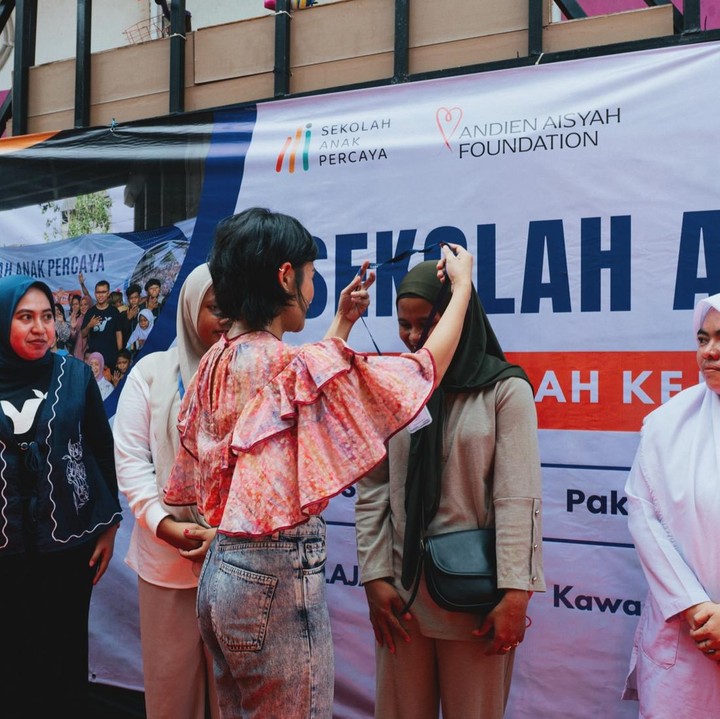 <p>Melalui program ini, Andien berharap pendidikan dapat membuka lebih banyak peluang bagi masyarakat. &ldquo;Sebuah ikhtiar kecil menuju pemerataan pendidikan. Pendidikan mungkin tak menjamin kebahagiaan, tetapi ia membuka pintu menuju lebih banyak kemungkinan. Semoga dari ruang sederhana ini, tumbuh mimpi-mimpi yang tak lagi dibatasi oleh keadaan,&rdquo; tuturnya.&nbsp;(Foto: Instagram @andien)</p>
