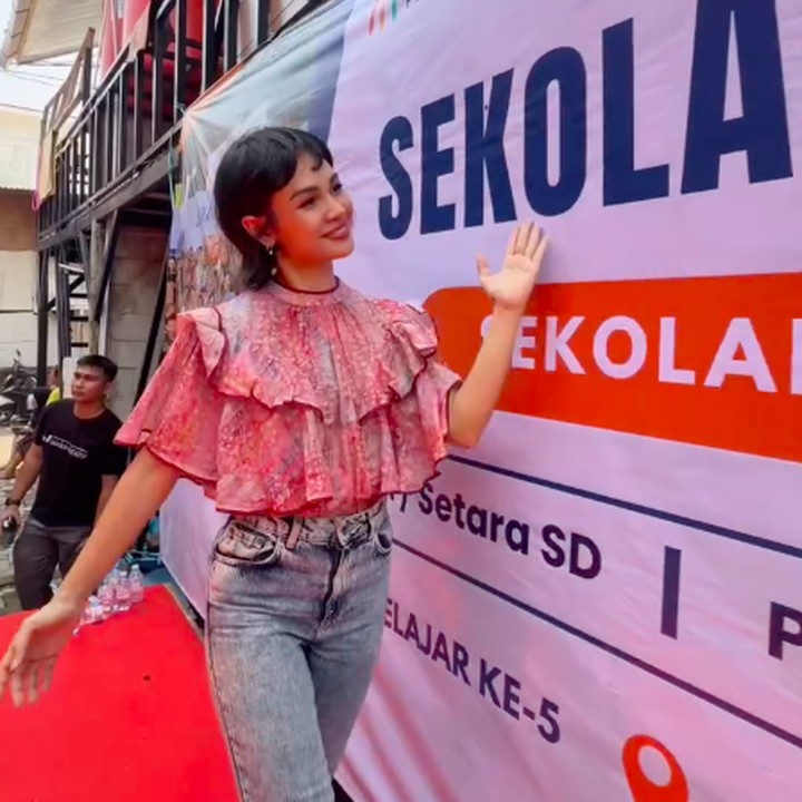 <p>Kabar ini dibagikan langsung oleh Andien melalui sejumlah foto dan video di akun Instagram pribadinya. &ldquo;Alhamdulillah, <em>@andienfoundation</em> meresmikan titik ke-5 #SekolahAnakPercayadi&nbsp;sini. Sekolah kesetaraan gratis Paket A, B, dan C (setara SD, SMP, dan SMA), dengan pendampingan hingga lulus dan memperoleh ijazah,&rdquo; tulis Andien, dikutip dari laman Instagram <em>@andien,</em> Kamis (15/10/2026).&nbsp;(Foto: Instagram @andien)</p>
