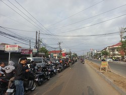 Warga Jembrana Bali Sampai Menginap di SPBU demi Dapat BBM