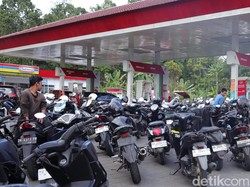 Truk Pertamina Tiba di Bangli, Pengendara yang Antre 14 Jam Bersorak Sorai