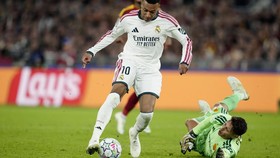 Soccer Football - UEFA Champions League - AS Roma v Real Madrid - Stadio Olimpico, Rome, Italy - October 14, 2026Real Madrid's Kylian Mbappe in action with AS Roma's Pierluigi Gollini REUTERS/Matteo Ciambelli