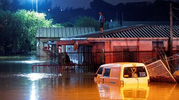 Istanbul Banjir Bandang Akibat Hujan Deras, Mobil-mobil Tersapu