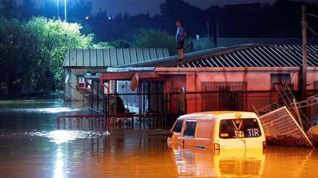 Hujan deras memicu banjir di berbagai wilayah Istanbul, Turki, pada Rabu (14/10).
