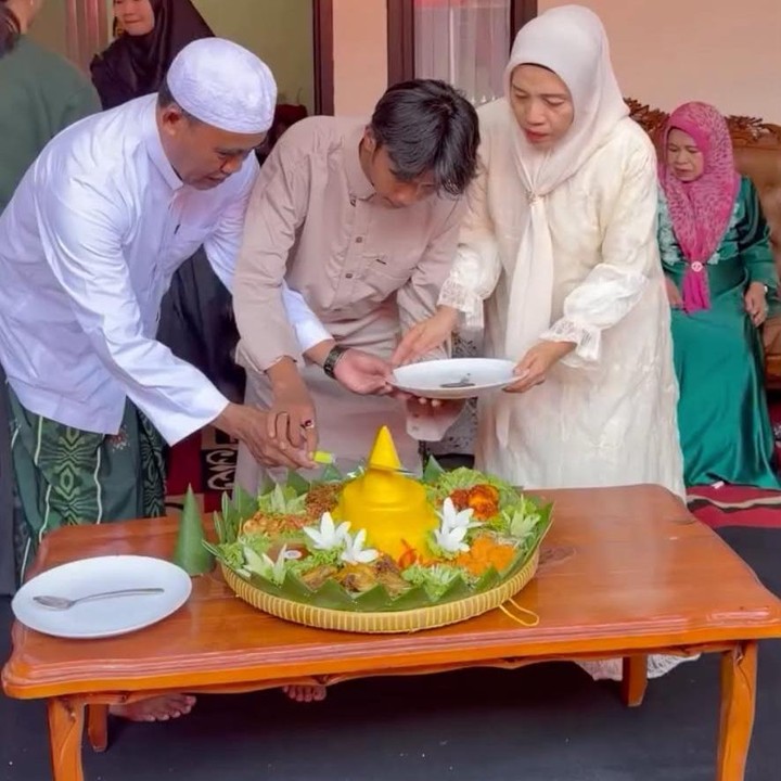 <p>Di tengah acara, Fajar bersama kedua orang tuanya melakukan prosesi potong tumpeng sebagai bentuk rasa syukur kepada Allah atas berkah, rezeki, keselamatan, dan pencapaian yang telah diraih. (Foto: Instagram @fajjarsadboy)</p>