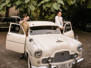 Dikta menaiki mobil klasiknya ke tempat acara akad nikah. Setelah resmi menjadi pasangan suami istri, keduanya pun berfoto ria bahagia dengan mobil klasik tersebut.&nbsp;(Foto: Instagram.com/dikta/rchelcia)