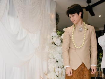 Jimbon, kucing kesayangan Dikta turut menjadi saksi hari bahagia pernikahan. Seperti keluarga dan teman-teman yang hadir, Jimbon pun memakai batik berwarna cokelat senada.&nbsp;(Foto: Instagram.com/dikta/rchelcia)