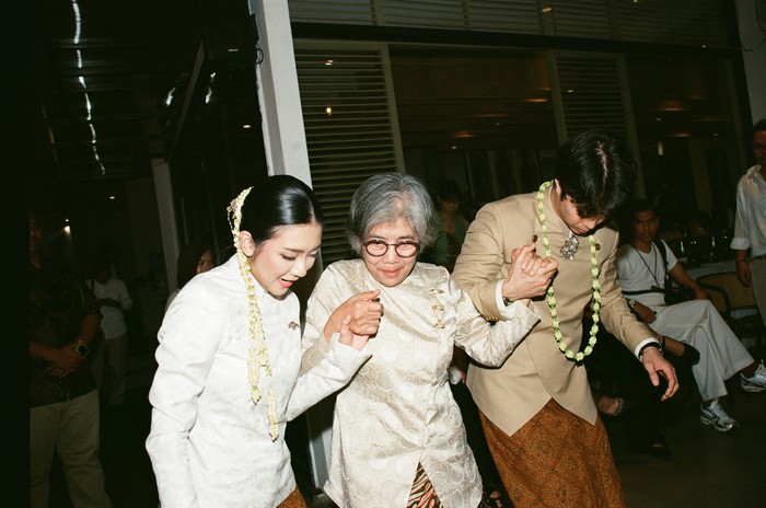 Dalam salah satu potret yang dibagikan, terlihat ibu Dikta menggenggam erat sang anak dan Rachel Cia, yang kini turut menjadi anaknya.&nbsp;(Foto: Instagram.com/dikta/rchelcia)