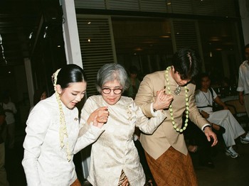 Dalam salah satu potret yang dibagikan, terlihat ibu Dikta menggenggam erat sang anak dan Rachel Cia, yang kini turut menjadi anaknya.&nbsp;(Foto: Instagram.com/dikta/rchelcia)
