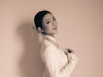 Di hari bahagianya, Rachel Cia tampil cantik dengan makeup flawless, rambut yang dikonde simple, dan dipercantik dengan hiasan melati yang menjuntai.&nbsp;(Foto: Instagram.com/dikta/rchelcia)