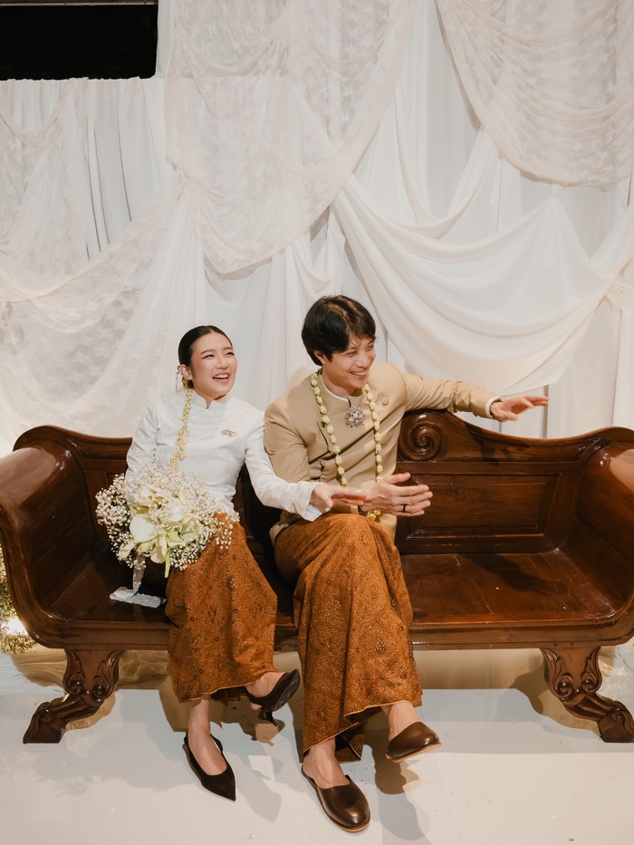 Dua bulan pasca menggelar acara pernikahan, pasangan Dikta dan Rachel Cia akhirnya resmi mengunggah deretan potret bahagianya. Pernikahan tersebut digelar secara intimate pada Minggu (16/8/2026). (Foto: Instagram.com/dikta/rchelcia)