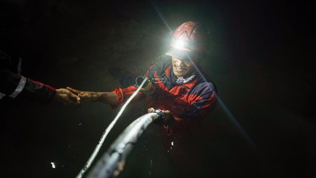 Relawan memasang pompa air di sungai bawah tanah Gua Cekelan, Tepus, Gunungkidul, DI Yogyakarta, Kamis (15/10/2026). Komunitas relawan Save and Rescue bersama TRC BPBD DIY mengeksplorasi gua untuk mencari dan melakukan pemompaan dari sumber mata air