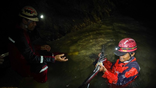 Relawan memasang pompa air di sungai bawah tanah Gua Cekelan, Tepus, Gunungkidul, DI Yogyakarta, Kamis (15/10/2026). Komunitas relawan Save and Rescue bersama TRC BPBD DIY mengeksplorasi gua untuk mencari dan melakukan pemompaan dari sumber mata air