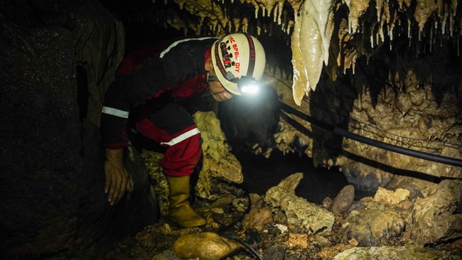 Relawan menyusuri sungai bawah tanah Gua Cekelan, Tepus, Gunungkidul, DI Yogyakarta, Kamis (15/10/2026).  Komunitas relawan Save and Rescue bersama TRC BPBD DIY mengeksplorasi gua untuk mencari dan melakukan pemompaan dari sumber mata air sungai bawa