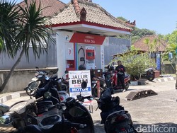Warga di Klungkung Rela Tidur di SPBU Tunggu Kedatangan Truk Tangki BBM