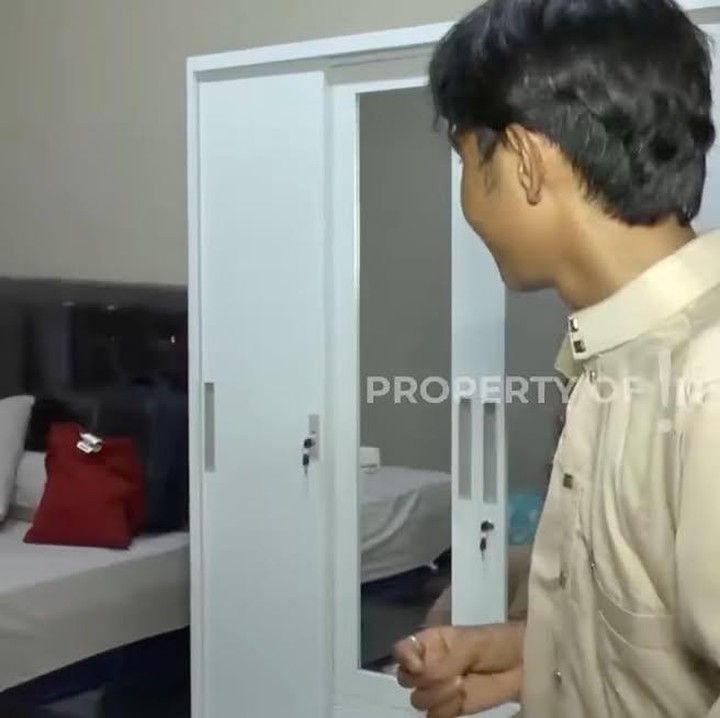 <p>Fajar memperlihatkan kamarnya yang terlihat sederhana dengan nuansa minimalis. Dalam rumahnya pun terdapat studio yang digunakan untuk live atau bermain game. Ia bahkan menyebut ada kemungkinan untuk menekuni dunia esports. (Foto:YouTube Insertlive)</p>
