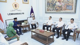 Gubernur Lemhannas RI Dr. H. TB. Ace Hasan Syadzily, M.Si. menerima kunjungan Rektor Universitas Mulawarman Prof. Dr. Ir. H. Abdunnur, M. Si., IPU., ASEAN Eng. pada Selasa (15/9). Turut hadir Guru Besar Bidang Ilmu Manajemen Pemasaran Fakultas Ekonom
