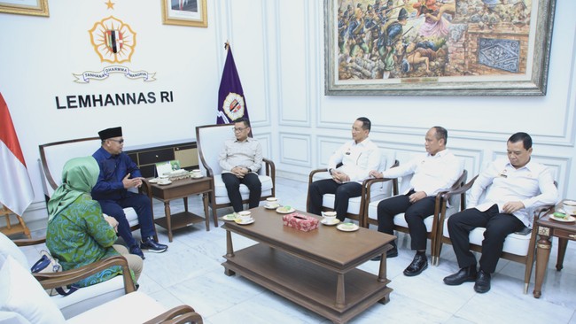 Gubernur Lemhannas RI Dr. H. TB. Ace Hasan Syadzily, M.Si. menerima kunjungan Rektor Universitas Mulawarman Prof. Dr. Ir. H. Abdunnur, M. Si., IPU., ASEAN Eng. pada Selasa (15/9). Turut hadir Guru Besar Bidang Ilmu Manajemen Pemasaran Fakultas Ekonom