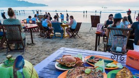 Ilustrasi. Ada beberapa tempat makan seafood di Ancol yang menarik untuk dikunjungi. Kamu bisa makan sambil menikmati pemandangan pantai.
