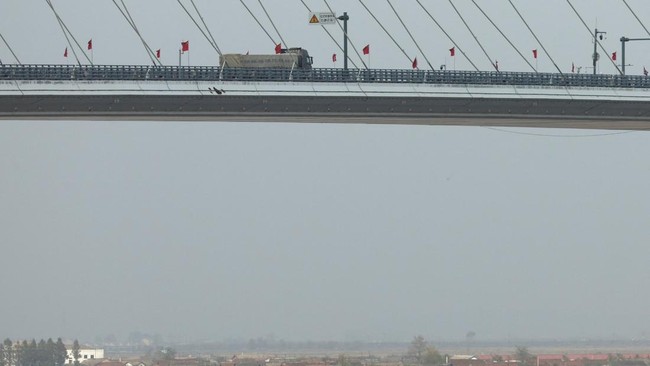 A truck crosses the newly opened New Yalu River Bridge, which connects China's Dandong New Zone and North Korea's Sinuiju, as seen from Dandong, Liaoning province, China, October 15, 2026. REUTERS/Florence Lo