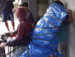 Jenazah Eks Kades di Sigi Dibonceng Motor gegara Jalan Rusak