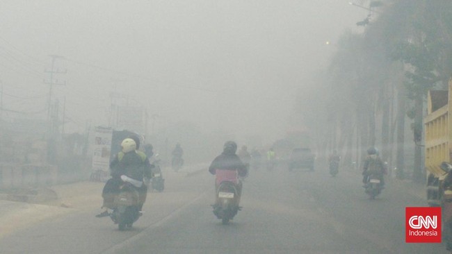 Kabut asap pekat kembali menyelimuti Kota Palembang, Sumatera Selatan pada Kamis pagi ini. Kabut terlihat sangat tebal di beberapa titik kota, salah satunya di Jalan Gubernur H. Bastari, Kecamatan Jakabaring.