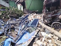 Truk Muatan Bir Tabrak Motor, Mobil dan 2 Rumah di Nganjuk, 2 Orang Tewas