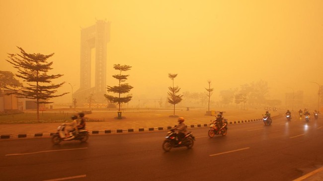 Motorists drive through the Talawang roundabout as haze from wildfires shrouds the area in Palangka Raya, Central Kalimantan province, Indonesia, October 14, 2026. REUTERS/Arief Rahman Septian Prathama
