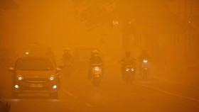 Menko Polkam Dudung Abdurachman mengungkap alasan pemerintah belum berencana menetapkan kasus kebakaran hutan dan lahan sebagai bencana nasional.