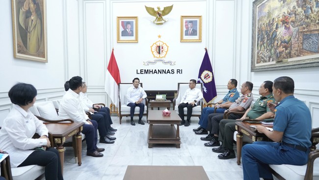 Gubernur Lemhannas RI Dr. H. TB. Ace Hasan Syadzily, M.Si. menerima audiensi dari PT Pertamina (Persero) di Ruang Tamu Gubernur, pada Senin (14/9). Audiensi tersebut dipimpin oleh Direktur SDM PT Pertamina (Persero) Andy Arvianto.