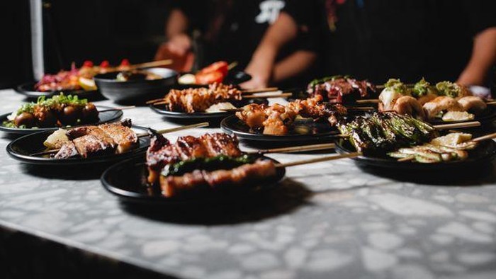5 Makanan Jepang yang Tampilannya Mirip Makanan Indonesia, Ada Yakitori hingga Okonomiyaki