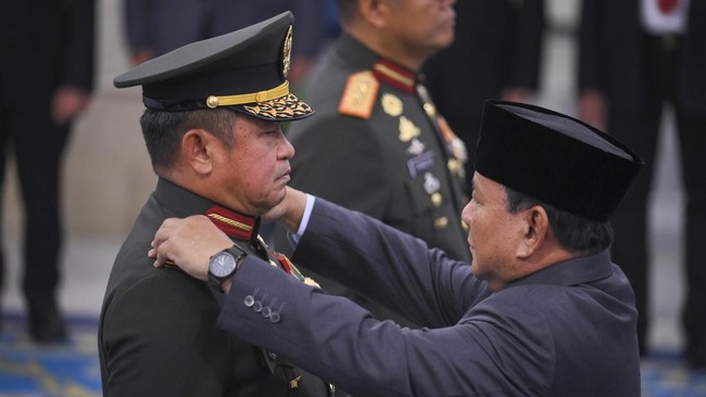 Presiden Prabowo Subianto (kanan) memasang tanda pangkat kepada Jenderal TNI Maruli Simanjuntak saat pelantikan di Istana Negara, Jakarta, Kamis (15/10/2026). Presiden Prabowo Subianto melantik Jenderal TNI Maruli Simanjuntak menjadi Wakil Panglima T
