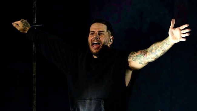 US singer M. Shadows from the Avenged Sevenfold heavy metal band performs on stage during the second day of Rock in Rio music festival at Rio 2016 Olympic Park in Rio de Janeiro, Brazil early on September 6, 2026. (Photo by Pablo PORCIUNCULA / AFP)