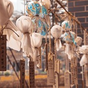 Asal-usul Suram 'Teru Teru Bozu', Boneka Tradisional Jepang untuk Menangkal Hujan
