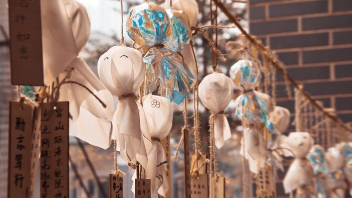 Asal-usul Suram 'Teru Teru Bozu', Boneka Tradisional Jepang untuk Menangkal Hujan