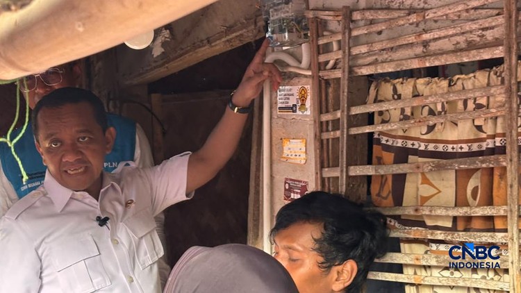 Bahlil 'Turun Gunung' Cek Pasang Listrik Gratis di Karawang